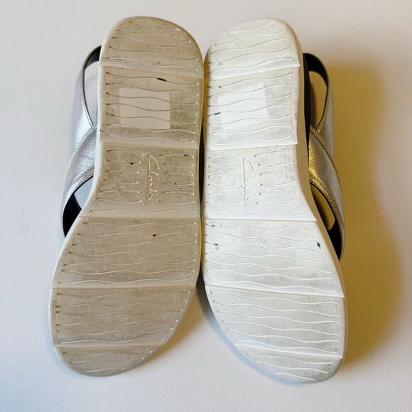 Clarks Silver Flip Flop Sandals with Strap Women's Size 9 - Picture 8 of 9